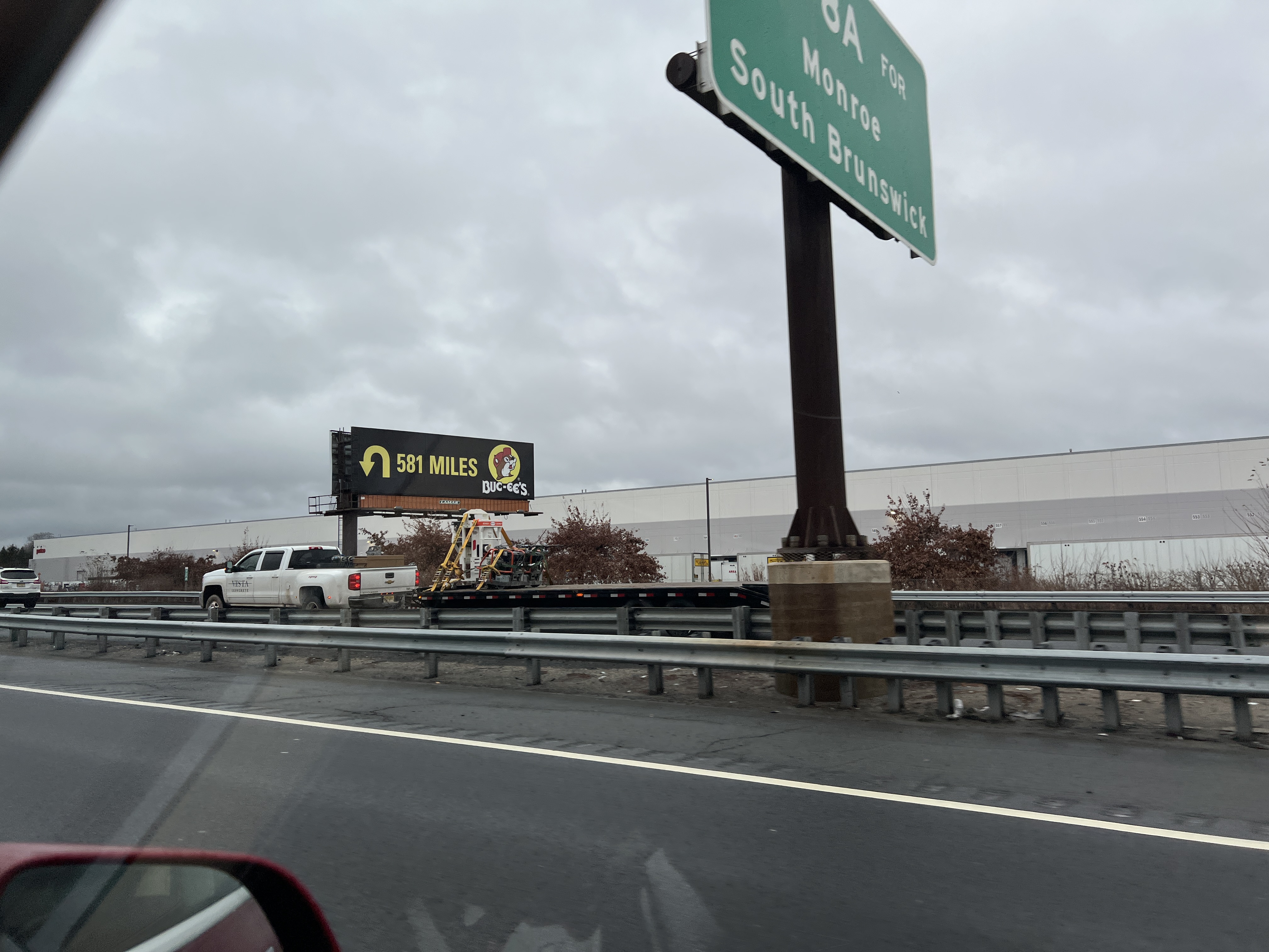 A billboard for Buc-ee’s that says “↶ 581 miles”